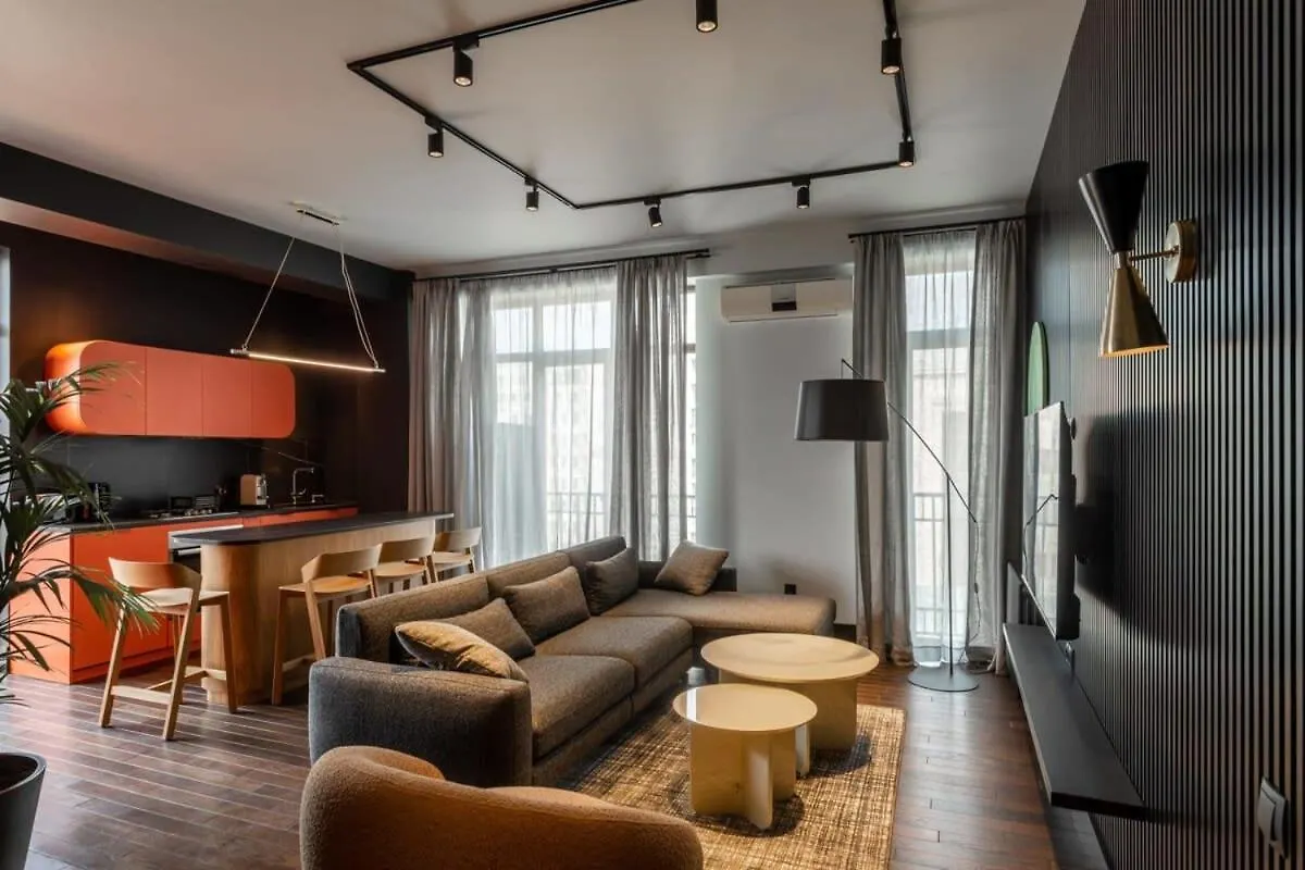 2Br Apartment With A Small Balcony In Sololaki Tbiliszi