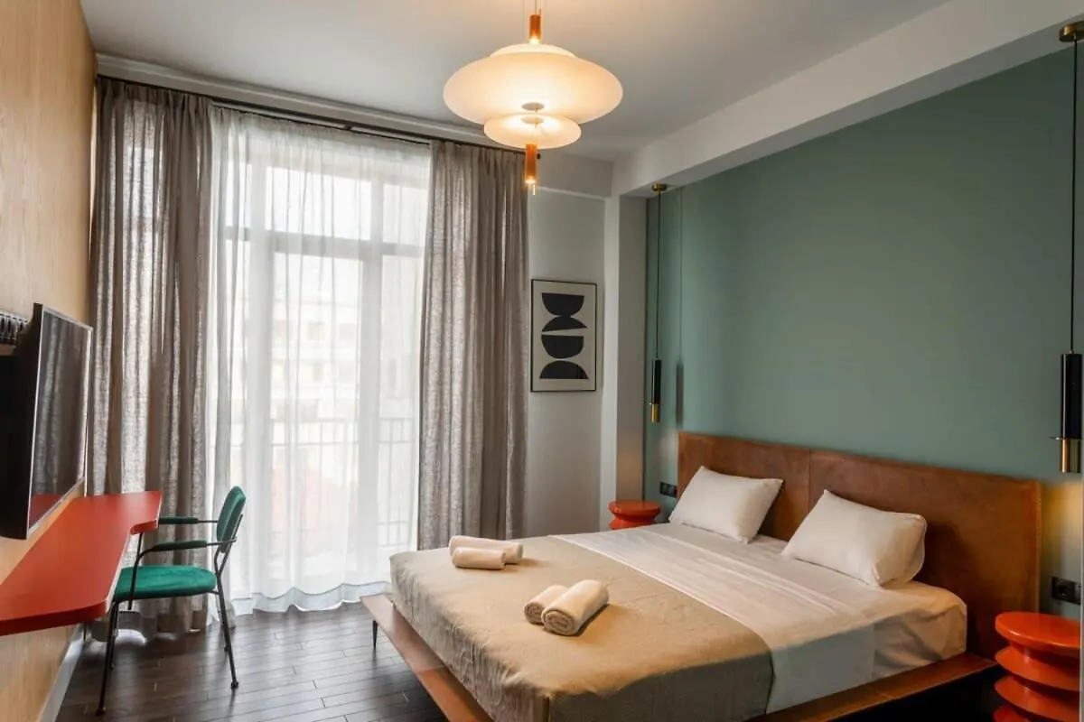2Br Apartment With A Small Balcony In Sololaki Tbiliszi