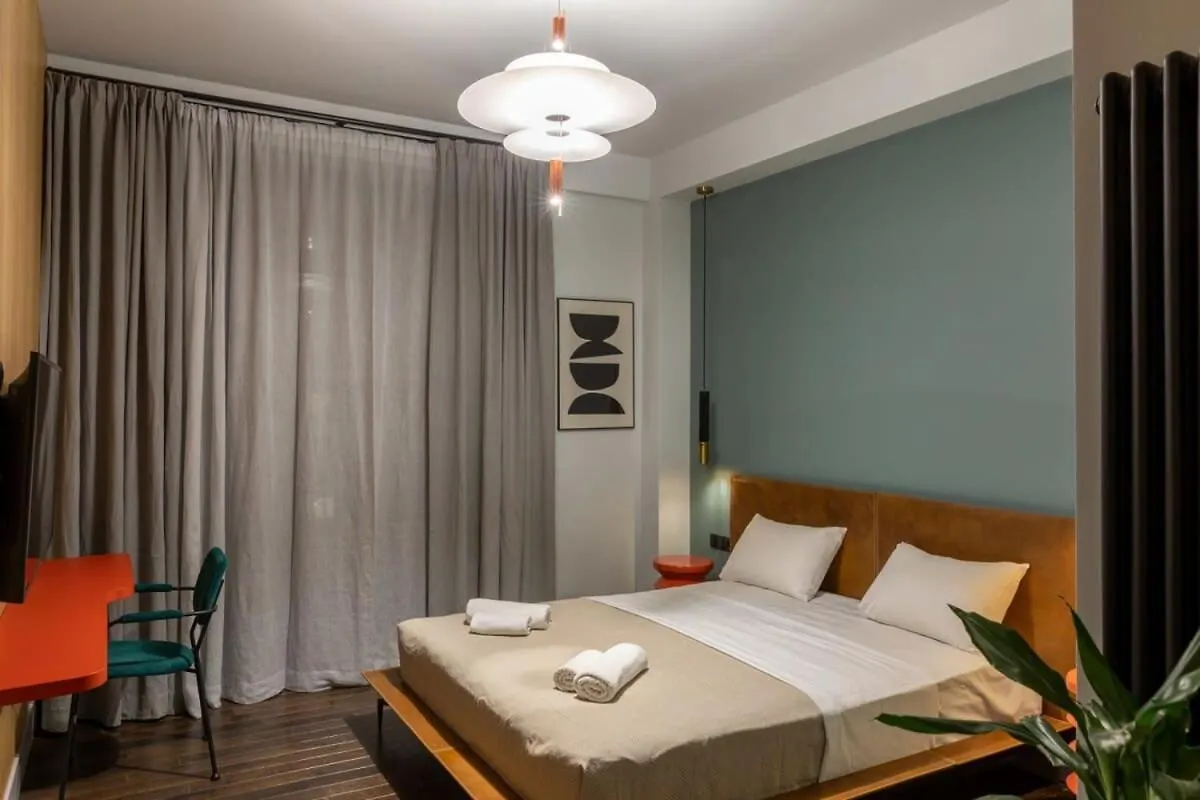 2Br Apartment With A Small Balcony In Sololaki Tbiliszi