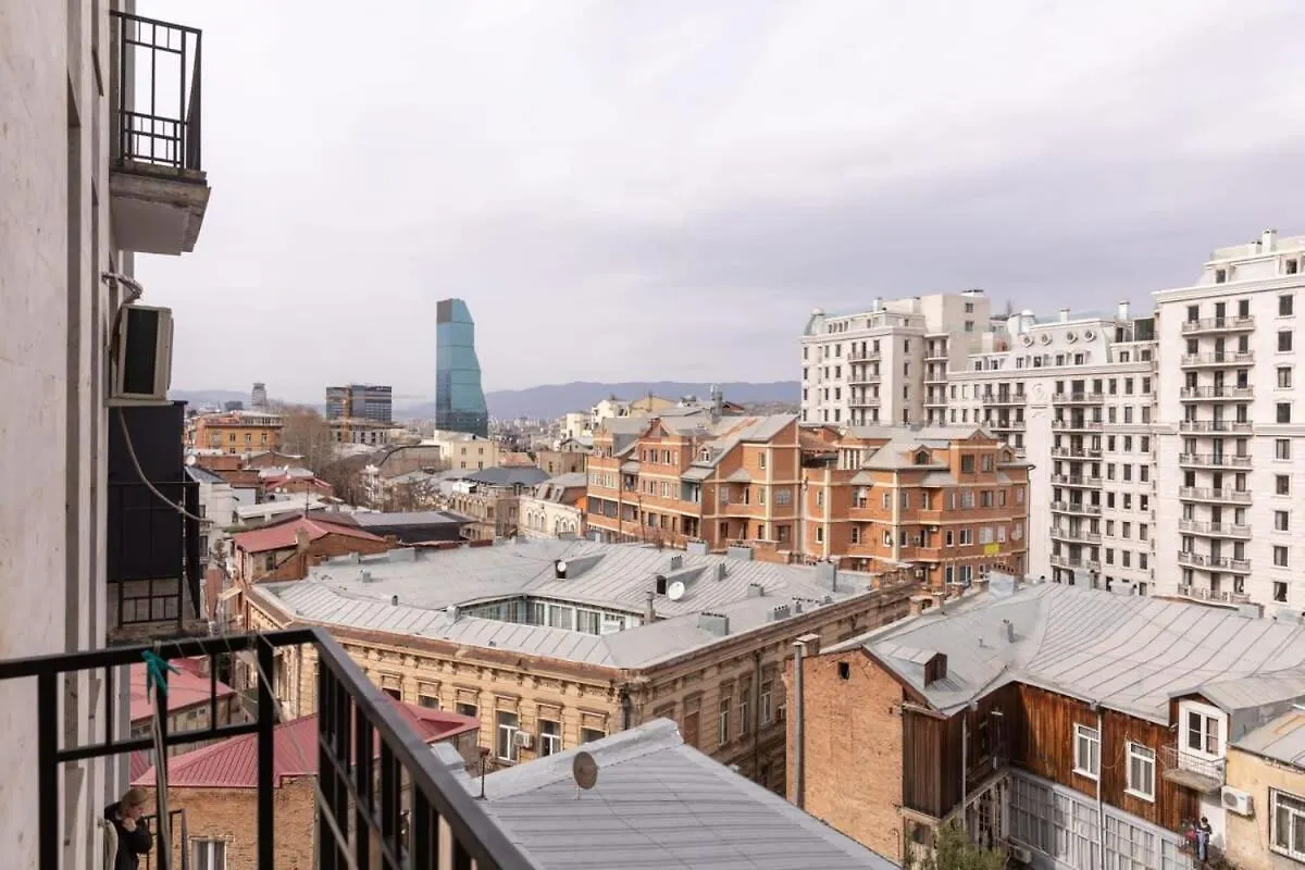 2Br Apartment With A Small Balcony In Sololaki Tbiliszi