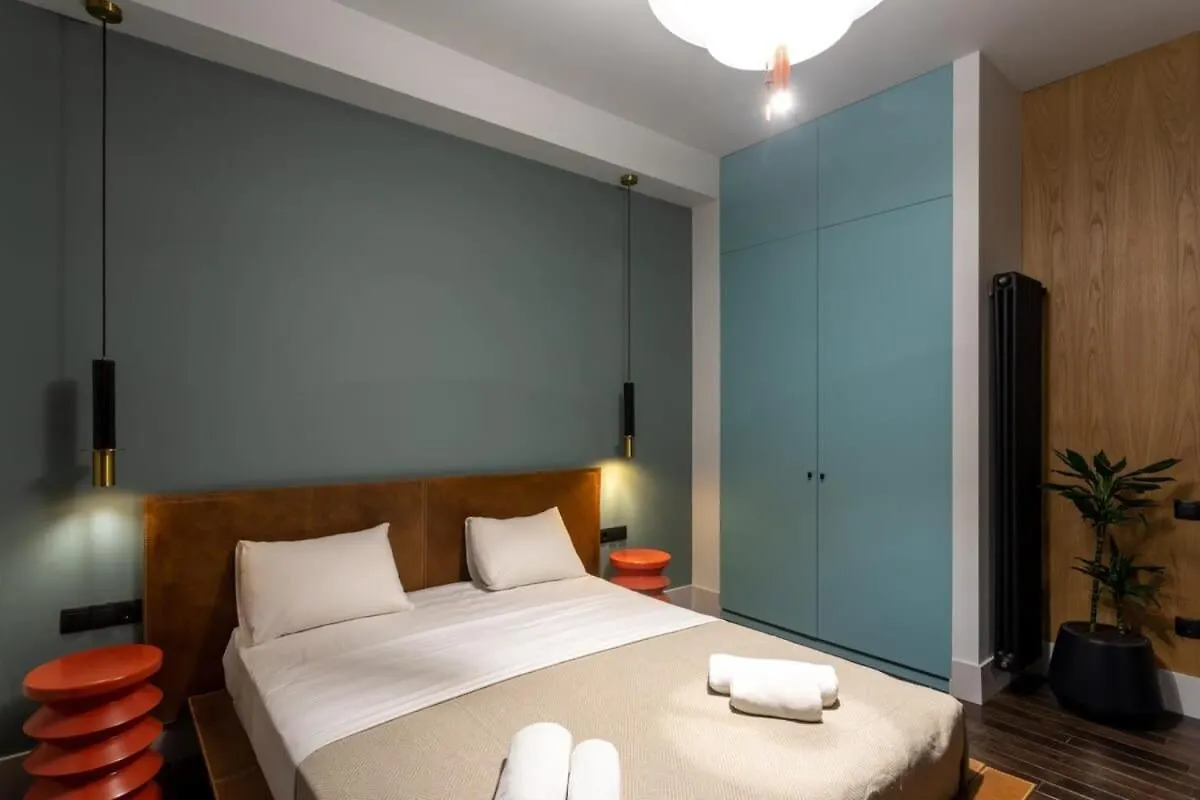 2Br Apartment With A Small Balcony In Sololaki Tbiliszi