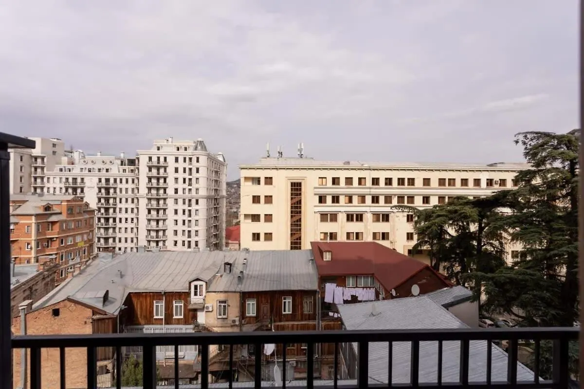 2Br Apartment With A Small Balcony In Sololaki Tbiliszi