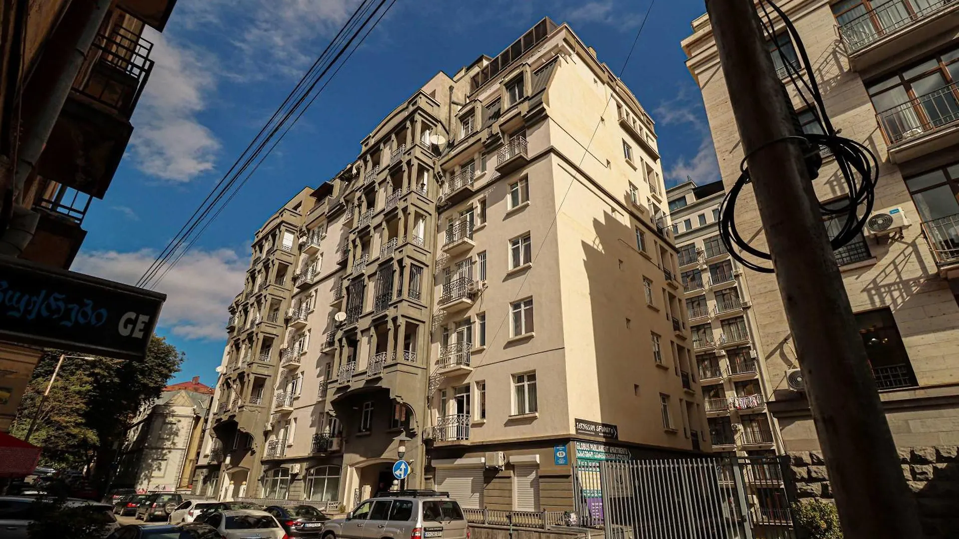 2Br Apartment With A Small Balcony In Sololaki Tbiliszi